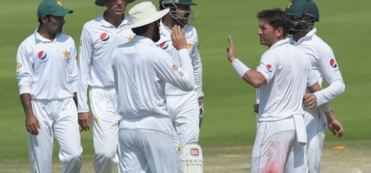 pakistan-spinner-yasir-shah-2r-celebrates-with-teammates-after